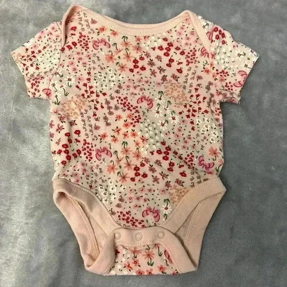 Old Navy  - 2 piece newborn outfit/set. Size 0-3 months - Picture 2 of 6